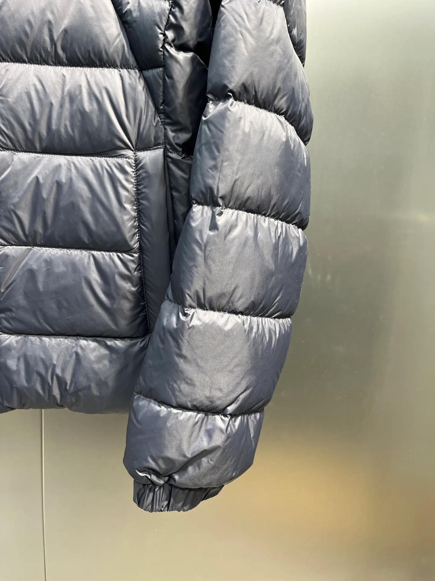 P1100 Highest quality 🌟Canada Goose E62 model 2220LB Abbott Hoody women's short and light down jacket S If you want to do business for a long time, you have to choose the original high-quality goose down for your down jacket. Expensive is not necessarily right, but there is a reason to be expensive. Cheap is not necessarily wrong, but there is a certain risk. Without cost support, there is no quality assurance. Expensive things are good at everything except being expensive; cheap things are good at nothing except being cheap size: s-xl